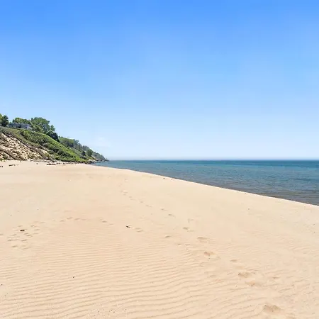Experience Luxury At Lakefront Villa